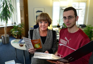 Ursula Zenker und Mitarbeiter Florian Schönfeld in den Räumen der Bildungsakademie Mittweida.