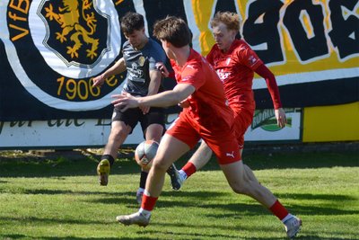 Im Heimspiel gegen den SC Heiligenstadt (1:0) durfte Timo Schneider (links) das dritte Mal in der Oberliga von Beginn an ran.
