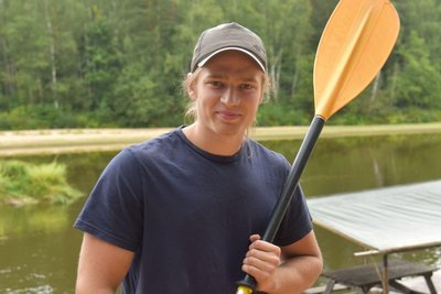 Der Student Marcis jobbt in den Ferien beim Bootsverleih beim Bootsverleih Jencu Laivas.
