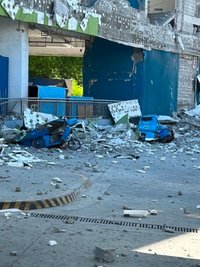 Ersten Meldungen zufolge sollen auch Gebäude eingestürzt sein.