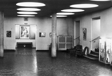 Das Foyer mit einem Bild der Neuberin 1949 - entnommen einer Bildpostkarte aus dem Verlag Bild und Heimat. 