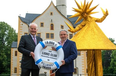 Theaterchef Dirk Grünig (rechts) bekam von Stephan Geupel vom Lions-Club den Rettungsring als Symbol für die Spende. 