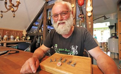 Christian Schmiedgen in seiner "Bergstube" mit allen bislang erschienenen Bergstadtfest-Pins. In der Bergparade am Sonntag trägt er wieder die Standarte.