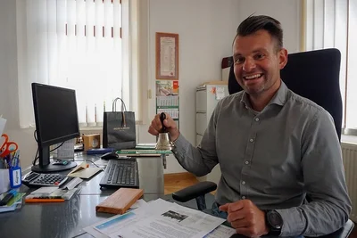 Nur fürs Foto: Markneukirchens Bürgermeister Toni Meinel läutet die besondere Ratsglocke. 
