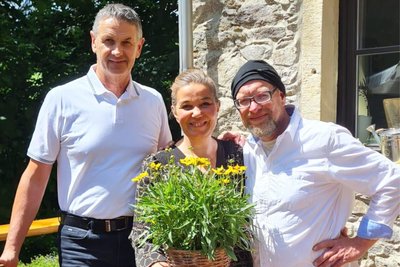 Zure offiziellen Einweihung des „Bacherl“ in Clausnitz kam Rechenberg-Bienenmühles Bürgermeister Michael Funke zu Katja Szigethy und Dirk Steffen Göpfert (v.l.).