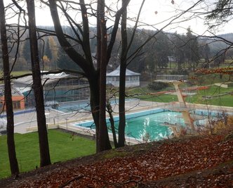 Seit sieben Jahren ist das Hallenbad Brunn geschlossen. Das Freibad hat im Sommer geöffnet.