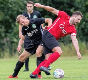 Nach zwei Spielen ohne Sieg haben die Lichtenberger um Spielertrainer Robert Miersch (l.), hier in einem früheren Testspiel gegen den VfB Annaberg, wieder drei Punkte eingefahren. 