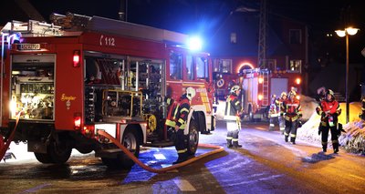 Freiwillige Feuerwehren aus Grünhain-Beierfeld, Waschleite, Bernsbach und Schwarzenberg waren vor Ort. 