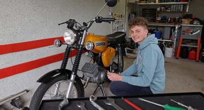 Die gelbe "Simme" ist für Loris Dittrich mehr als ein älteres Moped. Am Sonntag geht's zur Schwanenklassik, der Oldtimerausfahrt der Westsächsischen Hochschule, an der der 20-Jährige studiert. 