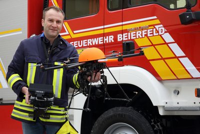 Jörg Zimmermann, damals noch Ortswehrleiter von Beierfeld, präsentierte 2013 die neue Drohne.