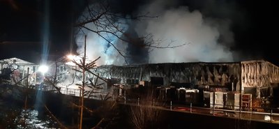 Die Brandstelle in Schwarzenberg-Neuwelt gegen 22 Uhr von der anderen Schwarzwasserseite aus.