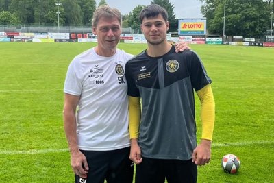 Timo Schneider (rechts) wurde im Sommer 2025 als Neuzugang aus den eigenen Reihen von Trainer Sven Köhler begrüßt.