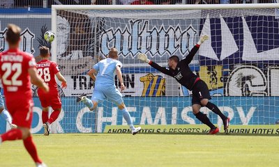Frahn köpft zum 1:0-Siegtreffer ein, Dennis Grote (Nummer 7) verfolgt, wie der Ball ins Tor fliegt.