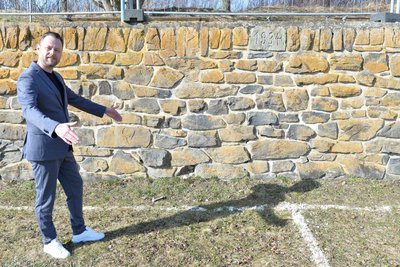 Der Sportplatz in Zethau, hier Sportvereinschef und Gemeinderat Martin Grajetzky, soll aus Sicherheitsgründen auf beiden Seiten um 1,5 Meter verkleinert werden.