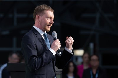 Der sächsische Regierungschef Michael Kretschmer (CDU) fordert mit Blick auf die europäische Wettbewerbsfähigkeit weitere Anstrengungen für die Halbleiterindustrie.