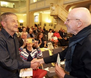 Prof. Gerd Walter (r.), der die Idee zur Ausstellung hatte, gratuliert Volker Träger zu seinem umfangreichen Schaffen. Zuvor erinnerte er sich an die Anfänge Trägers im Mal- und Zeichenzirkel der Bergakademie vor 60 Jahren. 