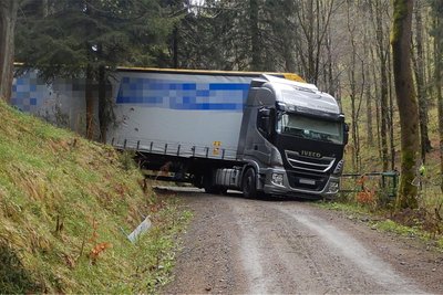 Nichts geht mehr: Der Lastzug hing komplett fest. Dass sich ein Bach in unmittelbarer Nähe befand, machte die Situation nicht einfacher.