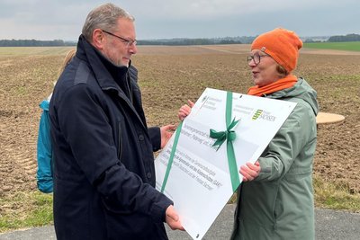 Ministerin Regina Kraushaar beim Termin mit Reinsbergs Bürgermeister Markus Buschkühl.