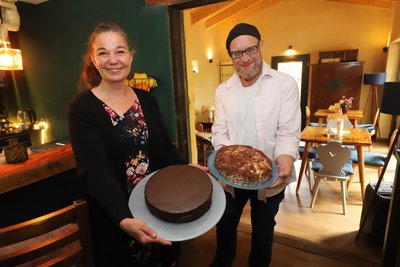 Mit Sachertorte und Eierlikör: Katja Szigethy und Dirk Steffen Göpfert backen nach traditionellen Rezepten.