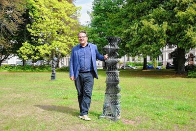 Frédéric Bussmann, Generaldirektor der Kunstsammlungen Chemnitz, nimmt Kontakt auf zur Figurengruppe "Mabel und Cora" des Dresdener Künstlers Eberhard Göschel, die seit 2014 auf dem Schillerplatz steht.