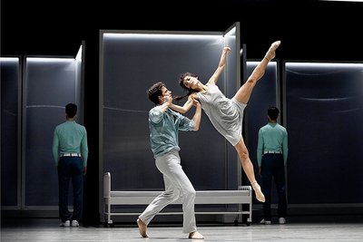Antiker Stoff im klinischen Setting: Natalia Krekou (Chloé) und Jean-Blaise Druenne (Daphnis) im Ballett "Daphnis & Chloé".