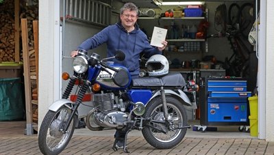 Silvio Dittrich mit seiner MZ: 1987 hat er sie gebraucht gekauft, da war er gerade 19. Zulassung und den original Helm hat er gut aufgehoben.