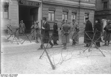 Passkontrolle vor dem Prozessgebäude.