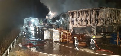 Immer wieder schlugen aus Glutnestern Flammen hoch, die umgehend bekämpft wurden.