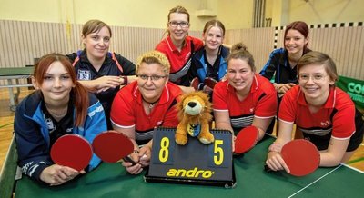 Als Vogtländerinnen vereint: Valentina Bonarewitz (von links), Sandra Licht-Großpietzsch, Daniela Pflug, Grit Lankisch, Chantal Prochnau, Jeannine Wölfel, Lea Riedel und Sara Rosinski. 
