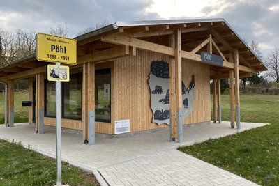 Seit November 2025 steht die Wanderhütte am Ortseingang Jocketa. Jetzt soll sie offiziell eingeweiht werden.