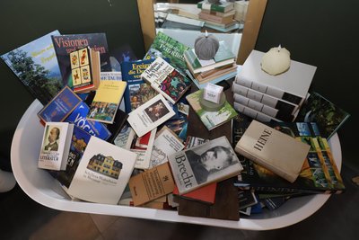 Alleinstellungsmerkmal: Im „Bacherl“ Clausnitz gibt es eine ganze Badewanne voll Literatur.