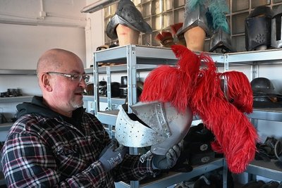 Rüstmeister Klaus-Dieter Beyer ordnet Helme und Rüstungsteile in sein neues Lager.
