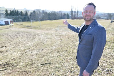 Der Sportplatz in Zethau soll erneuert und dabei verkleinert werden. Im Bild Martin Grajetzky, Chef des örtlichen Sportvereins.