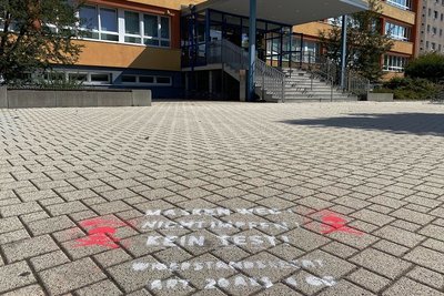 Vor mehreren Schulen wurden solche Schriftzüge angebracht. 