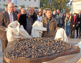 Im Oktober 2013 enthüllten die Künstler Volker Träger, Volker Beyer und der damalige Kulturamtsleiter Andreas Schwinger (v. r.) das Stadtrelief auf dem Freiberger Schlossplatz. 