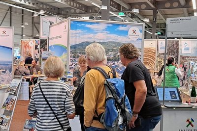 Der Messestand der Neuhausener Touristiker auf der Reisemesse in Erfurt war gut besucht. 