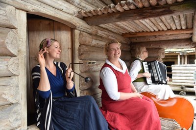 Dace, Līga, Ilva vom Ensemble „Dzieti“ musizieren in Āraiši.
