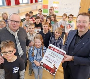 Freibergs Oberbürgermeister Sven Krüger (r.) und Kinopolis-Betriebsleiter Thomas Erler überbrachten den Kindern der Körner-Grundschule die Kino-Gutscheine. 