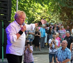 Auf der Freilichtbühne des Pfaffbergs begeisterte Bernhard Brink mit Hits wie "Alles auf Sieg" das Publikum.