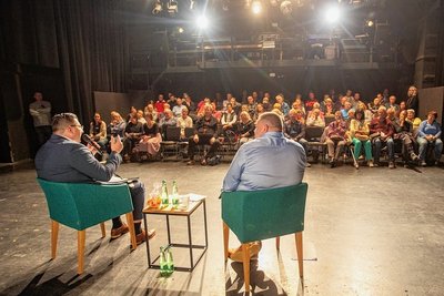 Rund 100 Gäste folgten der Einladung des Landrats zur Veranstaltung "Hennig direkt" am Dienstagabend auf der Kleinen Bühne im Vogtlandtheater in Plauen. Das Format soll jetzt regelmäßig stattfinden. 