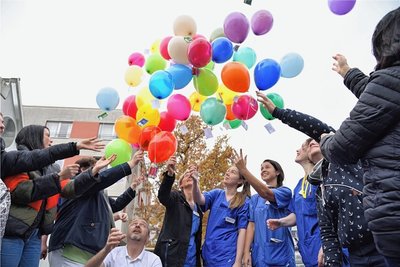 50 bunte Luftballons wurden am Donnerstag zum Welt-Frühgeborenen-Tag von Vertretern der Klinik für Frauenheilkunde, Geburtshilfe sowie der Neonatologie im Vogtland auf dem Gelände des Helios-Klinikums in Plauen in die Luft gelassen. 