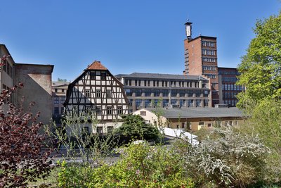 Blick auf das Rogo-Tauscher-Areal mit dem markanten Turm und dem alten Uhlig-Haus.
