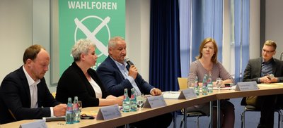 Etwa 50 Leute sind am Freitagabend zum Wahlforum von "Freie Presse" und der Landeszentrale für politische Bildung nach Oberlungwitz ins Pressezentrum des Sachsenrings gekommen, um mit den Direktkandidaten im Wahlkreis zu reden. Die anwesenden Bürger haben sich für die Themen Wirtschaft, Finanzen und Steuern sowie Innenpolitik, Demokratie, Innere Sicherheit - aber auch Gesundheit und Familie als Themen entschieden. 