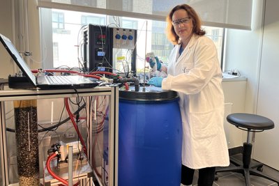 Professorin Sabrina Hedrich am Biolaugungsreaktor im Institut für Biowissenschaften der TU Bergakademie.