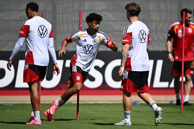 Nathaniel Brown (M) im Einsatz beim Training vor dem Finnland-Spiel. 