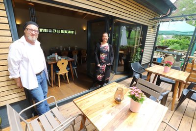 Katja Zigethy und Dirk Steffen Göpfert auf der Terrasse ihres Kulturcafés „Bacherl“ in Clausnitz.