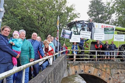 Ein Mähdrescher sollte zum Abschluss der Demonstration zeigen, wie schmal die Krummenhennersdorfer Brücke ist. Der Fahrer musste die Räder der Landwirtschaftsmaschine auf der rechten Seite auf den Bordstein steuern, um an das andere Ufer zu gelangen. 