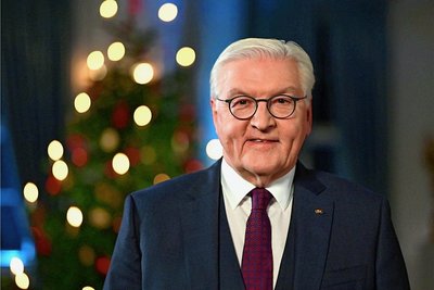 Bundespräsident Frank-Walter Steinmeier bei der Aufnahme seiner Weihnachtsansprache 2022 im Schloss Bellevue. 