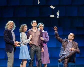 Michael Berger, Natalie Heiß, Fabian Vogt, Conny Grotsch und Martin Ennulat (von links) in einer Szene von "Kabale und Liebe" am Mittelsäschsischen Theater in Freiberg.