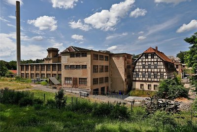 Blick aus Richtung Stadtpark auf die Rückseite des Fabrik-Areals. Das Fachwerkhaus soll möglichst eine öffentliche Nutzung bekommen.